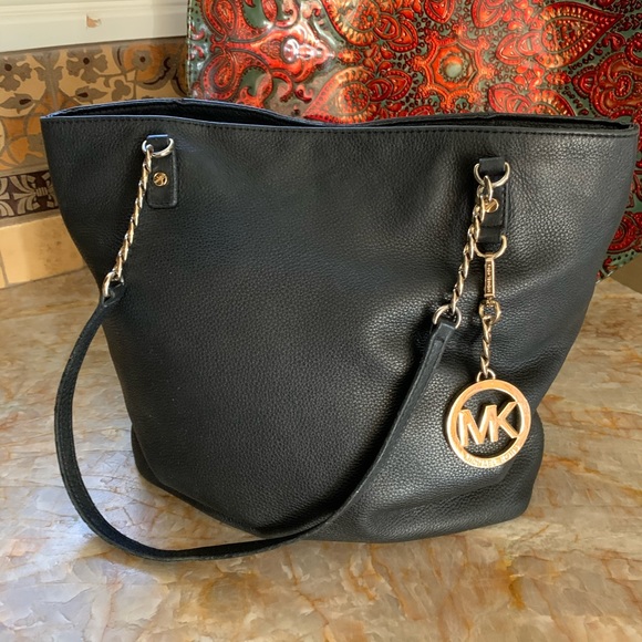 Michael Kors Handbags - Michael Kors Classic Black Leather Shoulder Bag